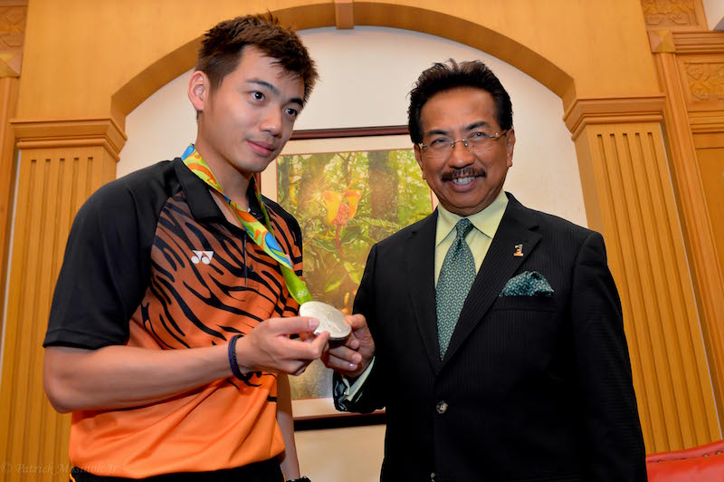 Tan Wee Kiong shows his Olympic silver medal to Datuk Seri Musa Aman during a courtesy call in Sri Gaya today. — Picture courtesy of Sabah Chief Minister’s Office