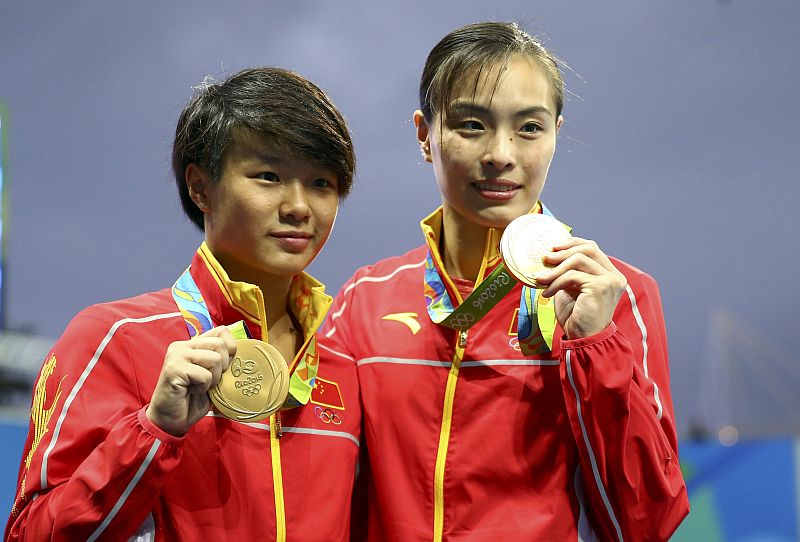 Shi Tingmao (left) and Wu Minxia of China pose with their gold medals  after winning the women's 3m springboard final, Rio de Janeiro August 7, 2016. u00e2u20acu201d Reuters pic