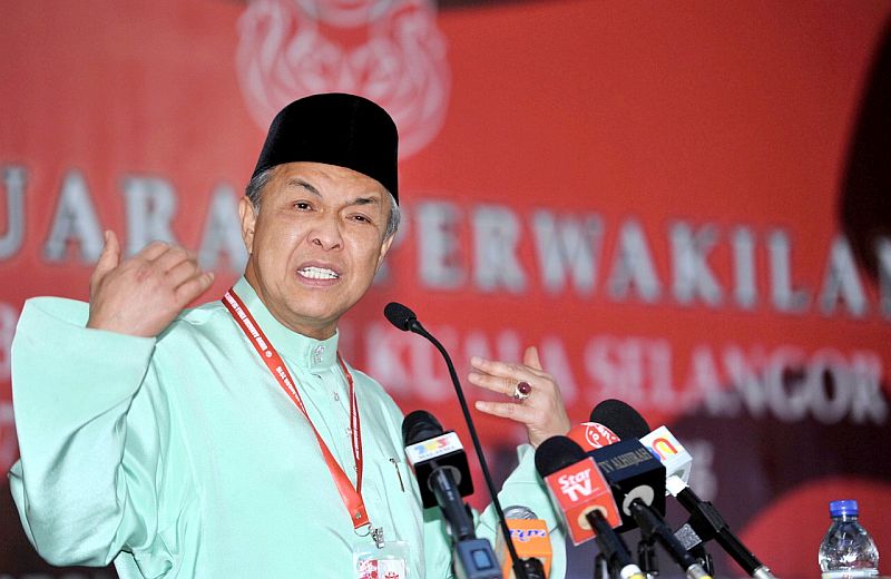 Merasmikan mesyuarat Umno Kuala Selangor semalam, Datuk Seri Zahid Hamidi menyeru ahli parti mengambil teladan daripada kunang-kunang yang bercahaya apabila bersatu. u00e2u20acu201d Foto Bernama 