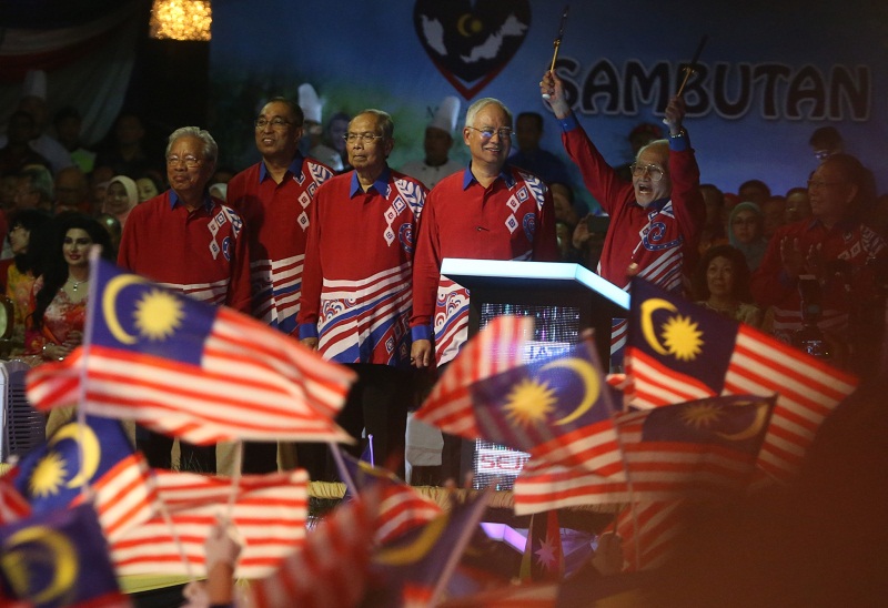 Sarawak governor Tan Sri Abdul Taib Mahmud holds up a digital drum stick to officiate the Malaysia Day national-level celebrations in Bintulu last Friday. Also present are (from left) Sarawak Deputy Chief Minister Tan Sri James Masing, Communications and Multimedia Minister Datuk Seri Salleh Said Keruak, Sarawak Chief Minister Tan Sri Adenan Satem, Najib and Sabah Deputy Chief Minister Tan Sri Joseph Pairin Kitingan. — Picture by Zuraneeza Zulkifli