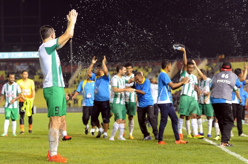 Pemain Melaka meraikan kejuaraan Liga Perdana 2016 selepas seri 1-1 dengan JDT II pada perlawanan di Stadium Hang Jebat, malam ini. u00e2u20acu201d Foto Bernama