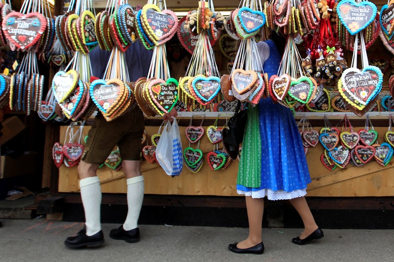 People look at traditional ginger bread on sale at the famous Oktoberfest in Munich September 28, 2012. u00e2u20acu201d Reuters pic