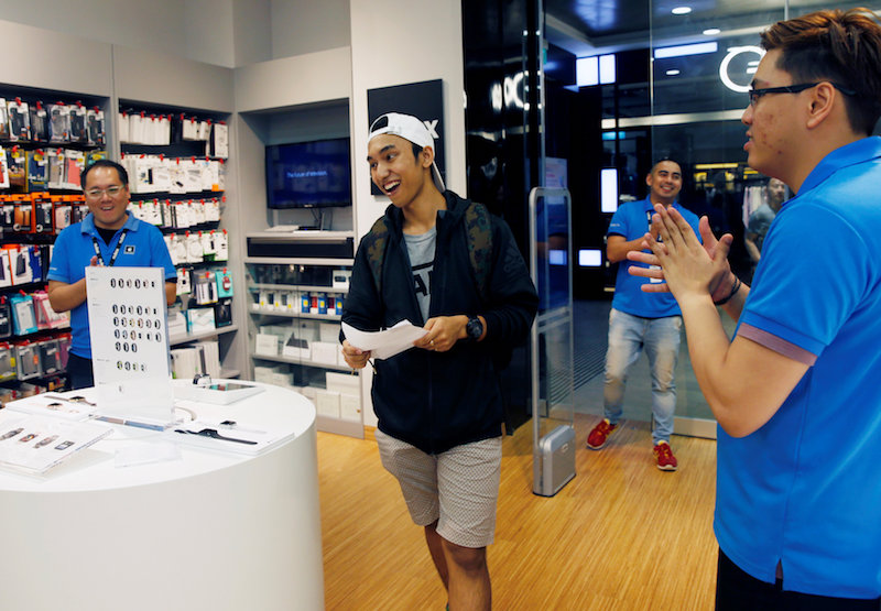 Kent Lee, 20, is congratulated as the first customer in the queue to purchase an iPhone 7 at an Apple reseller shop in Singapore September 16, 2016. u00e2u20acu201d Reuters pic