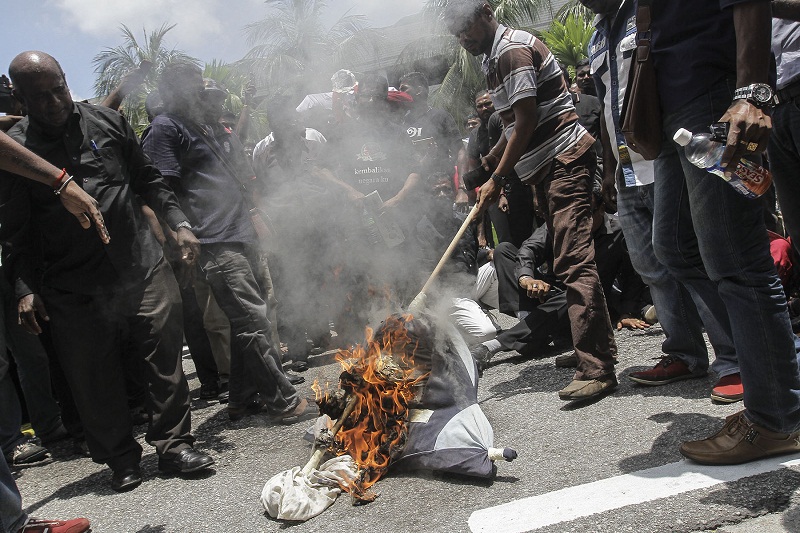 People burn an effigy outside the PWTC during a protest against Sri Lankau00e2u20acu2122s former president Mahinda Rajapaksau00e2u20acu2122s visit to Malaysia, in Kuala Lumpur September 3, 2016. u00e2u20acu201d Picture by Yusof Mat Isa