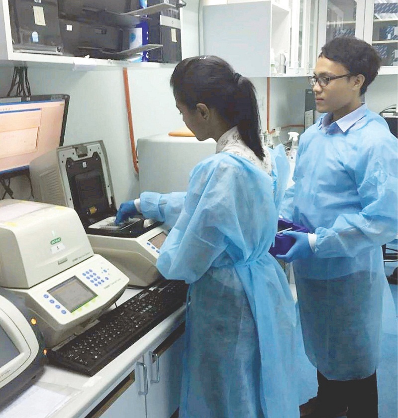 Two employees of the Institute for Medical Research carry out tests for Zika virus and other viruses. u00e2u20acu201d Picture from Dr Fadzilahu00e2u20acu2122s Facebook page