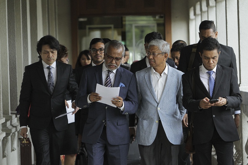 Lawyer Tan Sri Muhammad Shafee Abdullah (left) and (right) Bank Rakyat Chairman Tan Sri Abdul Aziz Zainal at the Kuala Lumpur High Court September 7, 2016. u00e2u20acu201d Picture by Yusof Mat Isa