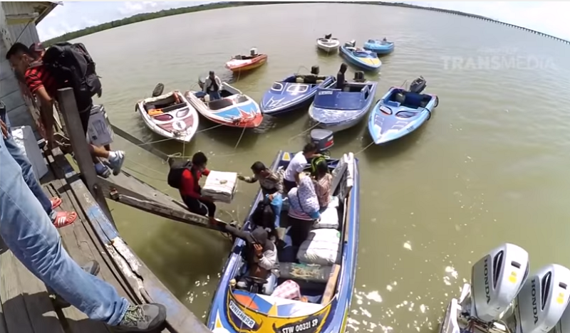 The video claims other than the Batu-Batu access on the Sabah coast that was used in the video, the boats also go through other back access roads like Kalabakan, Sungai Udin and Sungai Fui. u00e2u20acu201d Screen capture from Youtube/TransMedia Kontroversi video
