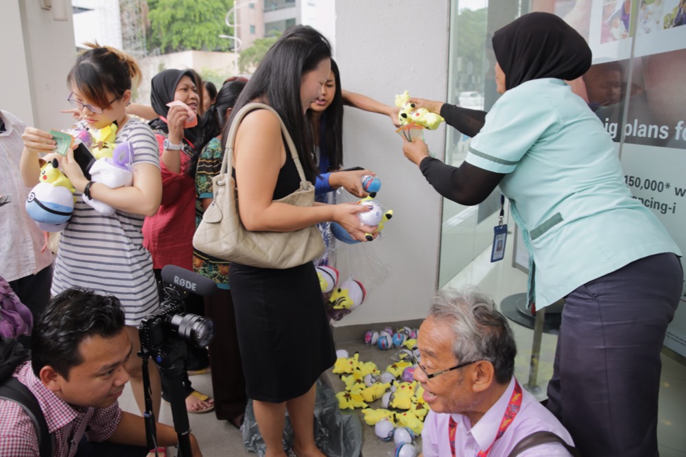 One of the kind souls helping David to cope with the overwhelming demand by collecting money from the crowd.