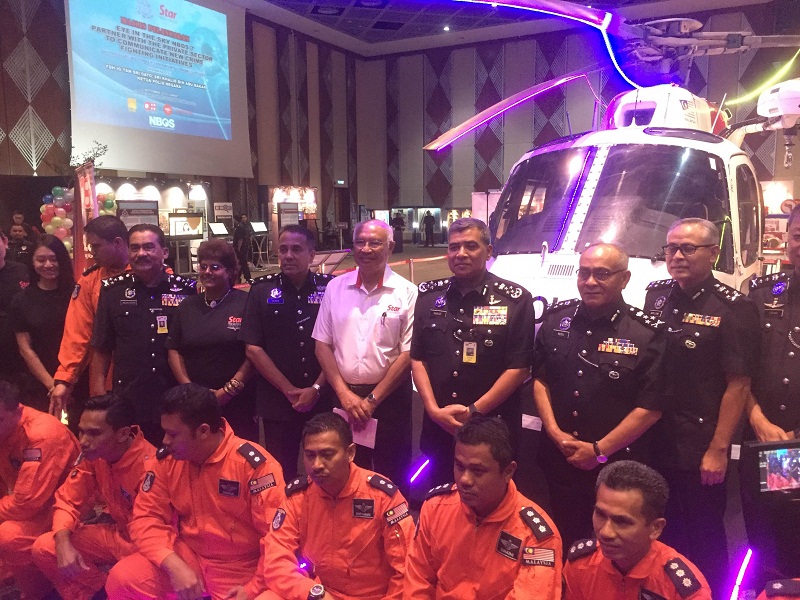 Inspector-General of Police Tan Sri Khalid Abu Bakar (fourth from right) posing with the u00e2u20acu02dcEye In The Skyu00e2u20acu2122 crew at Putrajaya International Conference Centre in Putrajaya September 23, 2016. u00e2u20acu201d Picture by Kamles Kumar 