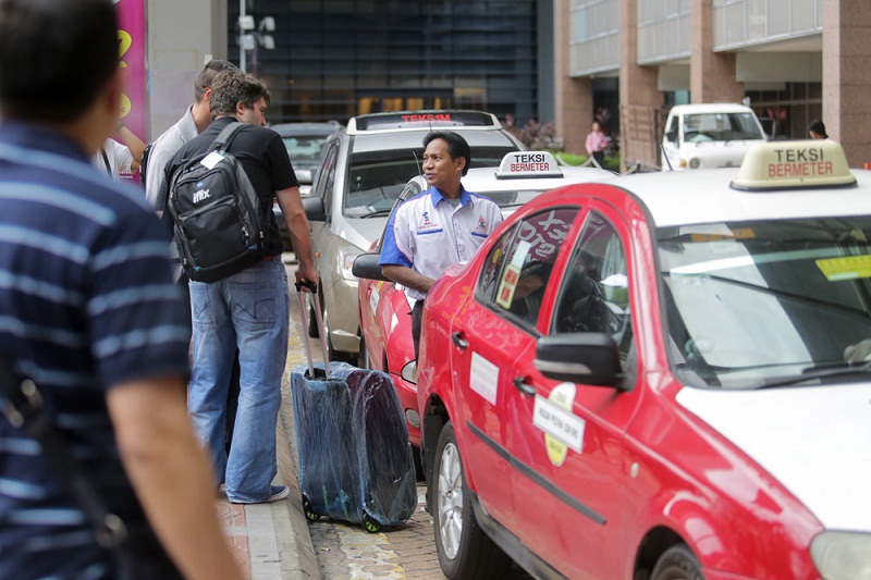 Taxi drivers lament regulations on the taxi industry make competition against Uber and Grab a heavily handicapped one. 