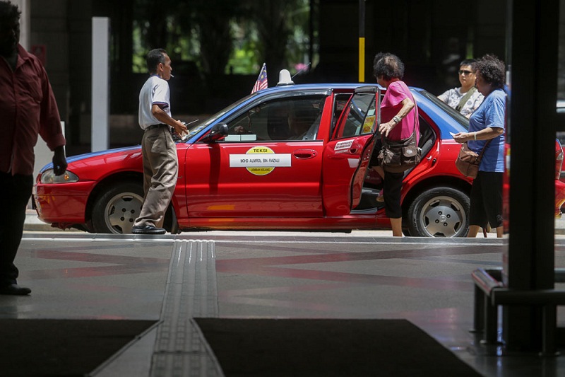 These days, more and more passengers prefer using Uber or Grab instead of just hailing a taxi and sometimes having to haggle about fares.