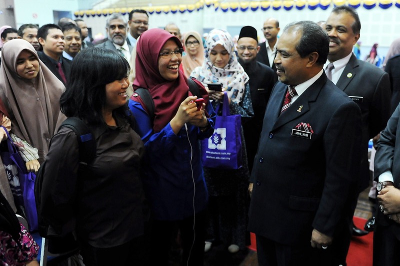 Minister in the Prime Ministeru00e2u20acu2122s Department, Datuk Seri Jamil Khir Baharom (right) talks with local undergraduates during the inter-faith dialogue programme themed u00e2u20acu02dcMaintaining Religious Sensitivity is Basis of National Unity and Harmonyu00e2u20acu2122 at Univers