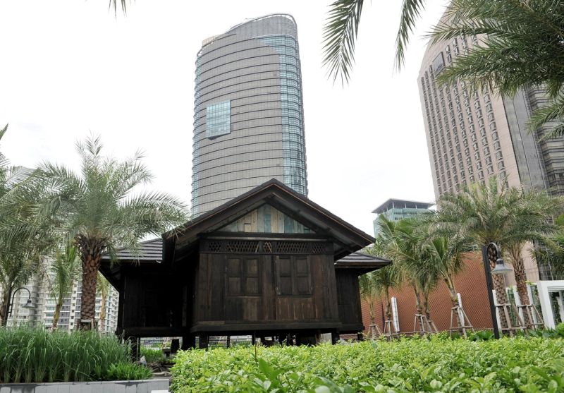 Sebuah rumah kayu tradisional dibina berhampiran Masjid Jamek Abdullah Hukum yang masih dalam pembinaan merupakan mercu tanda kepada projek pembangunan KL Eco City yang asalnya merupakan sebuah kampung yang dikenali sebagai Kampung Abdullah Hukum. u00e2u20acu2022 Fot