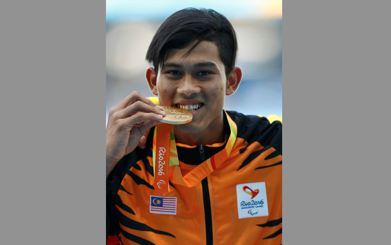 Abdul Latif Romly of Malaysia celebrates with his gold medal during the victory ceremony. u00e2u20acu201d Reuters pic
