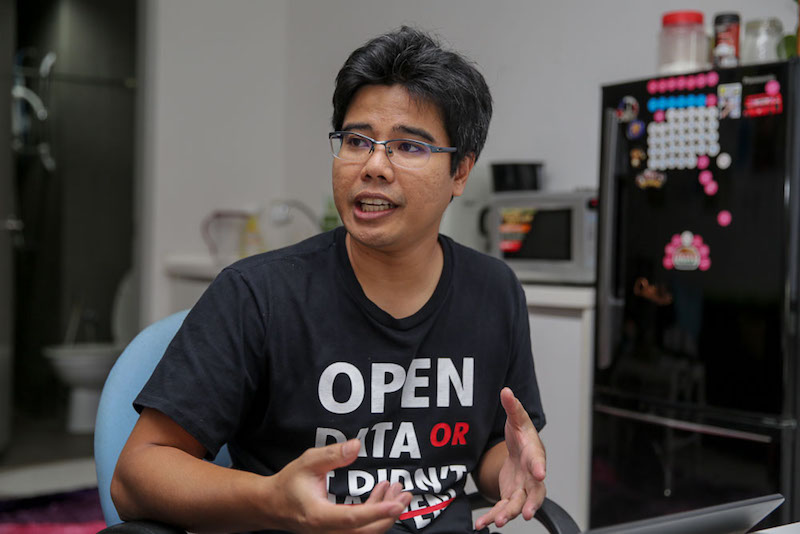 Khairil Yusof from Sinar Project speaks to Malay Mail Online in Subang Jaya September 14, 2016. — Picture by Choo Choy May