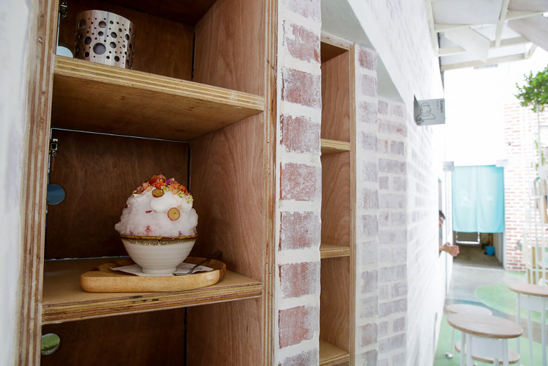 Pick up your own kakigori from these specially built shelves.