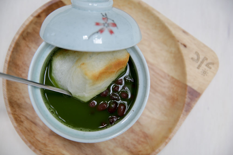 Try the matcha zenzai if you prefer a hot dessert with toasted mochi, red beans and matcha.