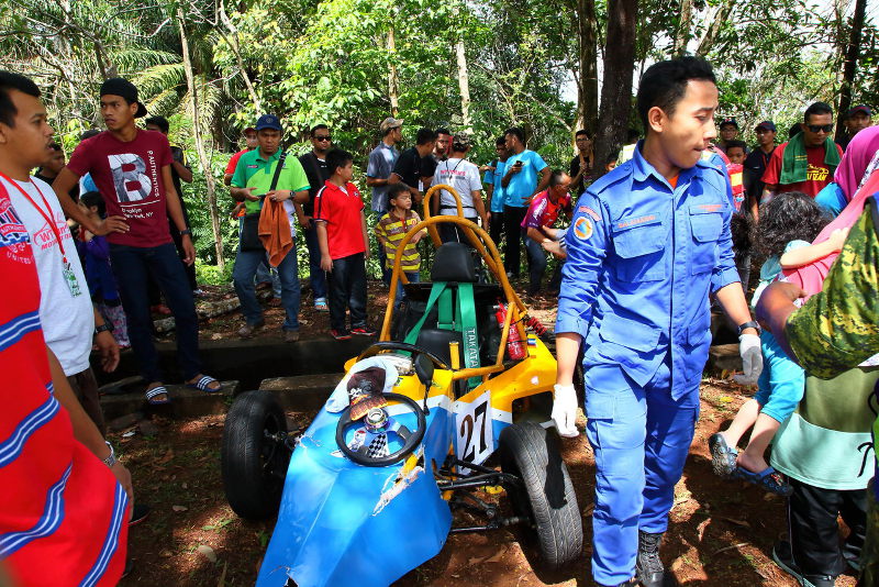 A go-kart went off track in the UTM Eimarace 2016 tournament in Kuantan September 25, 2016, killing two spectators. u00e2u20acu201d Bernama pic