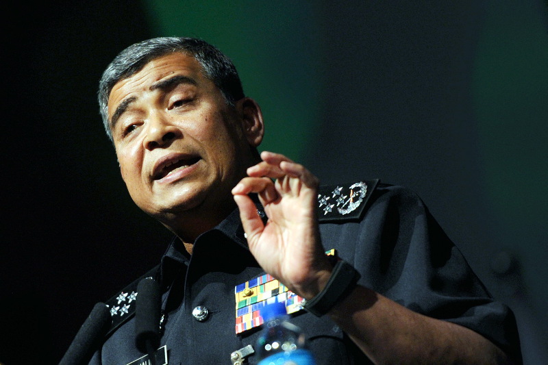 Inspector-General of Police Tan Sri Khalid Abu Bakar answering questions from the audience during a dialogue with students at Universiti Utara Malaysia in Sintok, Kedah, September 21, 2016. u00e2u20acu201d Bernama pic