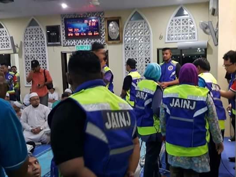 Sekitar serbuan JAINJ semasa ceramah Ustaz Mat Esa Deraman di Surau Austin Perdana, Tebrau malam tadi. u00e2u20acu201d Foto ihsan Facebook Syed Hadi Syed Muhammad