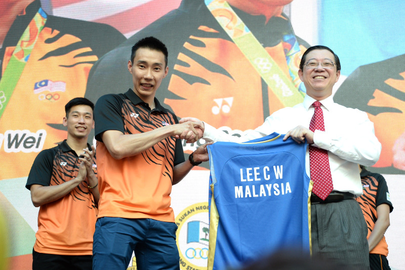 Rio Olympic silver medallist Datuk Lee Chong Wei presenting his shirt to Penang Chief Minister Lim Guan Eng after receiving the Penang state government incentive, September 1, 2016. u00e2u20acu201d Picture by KE Ooi