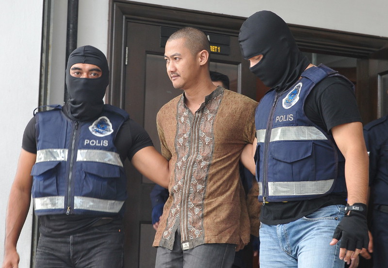 Mohd Firdaus Asren Saputera M.S Asren, 34, is closely guarded by special forces personnel during his appearance at the Magistrate's Court in Kota Kinabalu September 22, 2016. u00e2u20acu201d Bernama pic