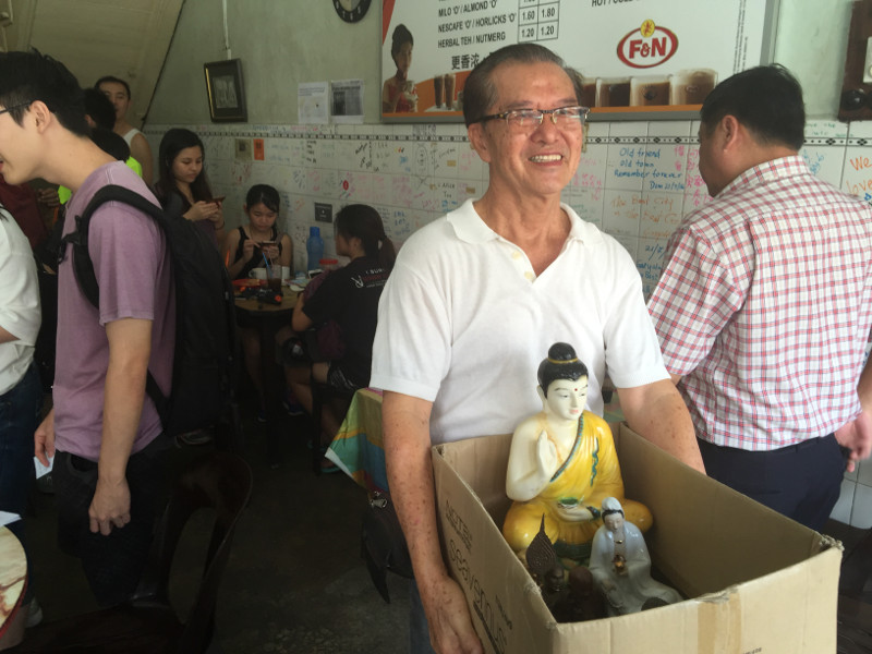 Regular customer Phoon Kok Cheong helping to pack and move some of the items at the Kong Thai Lai Coffeeshop that will be closing down, September 26, 2016, George Town, Penang. — Picture by Opalyn Mok