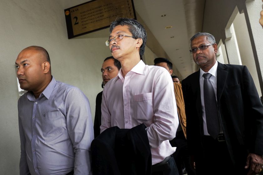 Datuk Seri Syed Afendy Syed Abid Ali (centre) was charged at the KL Special Court for Corruption earlier today. u00e2u20acu201d Bernama pic