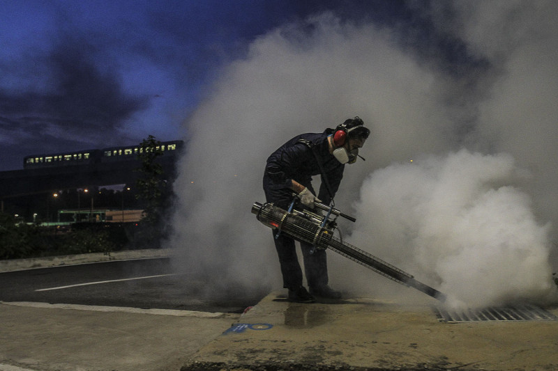 A worker from the Ministry of Health is seen carrying out fogging to kill Aedes mosquitoes at a residential area in Subang Jaya, September 6, 2016. u00e2u20acu201d Picture by Yusof Mat Isa