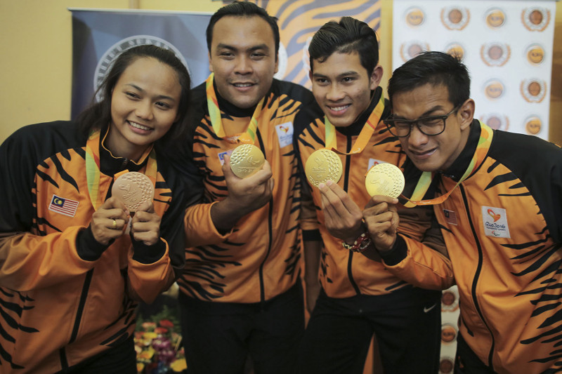 Paralympians, (from left) Noor Radiah Ismail, Muhammad Ziyad Zolkefli, Abdul Latif Romly and Mohamad Ridzuan Mohamad Puzi posing for a photo at Kompleks Bunga Raya in Sepang, September 22, 2016. — Picture by Yusof Mat Isa