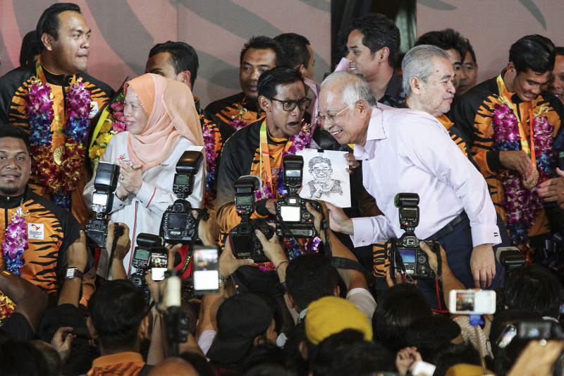 Prime Minister Datuk Seri Najib Razak and his wife welcoming Malaysian paralympians home at a ceremony at Kompleks Bunga Raya in Sepang, September 22, 2016. u00e2u20acu201d Picture by Yusof Mat Isa