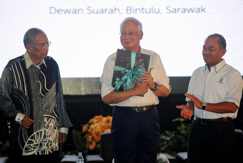 Sarawak Chief Minister Tan Sri Adenan Satem (left) is pictured with Prime Minister Datuk Seri Najib Razak (centre) and Petronas chairman Tan Sri Mohd Sidek Hassan during a reception with Petronas staff at the Bintulu Civic Centre, September 16, 2016. u00e2u20acu201d 
