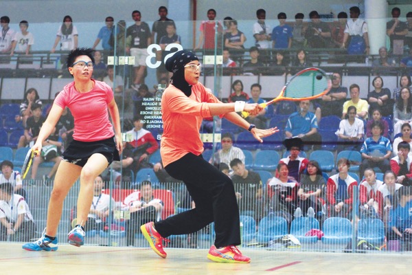 Aifa Azman beat Hong Kongu00e2u20acu2122s Chan Sin Yuk 14-12, 7-11, 11-6, 11-5 in the Girlsu00e2u20acu2122 Under-15 final. u00e2u20acu201d Picture by Mohd Roslan Hisam