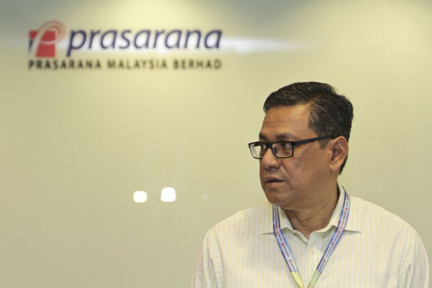 President & Group Executive Officer Prasarana Malaysia Berhad, Datuk Azmi Abdul Aziz speaks during a press conference on the LRT disruptions on Kelana Jaya Line between Datuk Keramat and Damai Station, September 9, 2016. u00e2u20acu201d Picture by Yusof Mat Isa