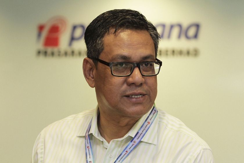 President & Group Executive Officer Prasarana Malaysia Berhad, Datuk Azmi Abdul Aziz speaks during a press conference on the LRT disruptions on Kelana Jaya Line between Datuk Keramat and Damai Station, September 9, 2016. u00e2u20acu201d Picture by Yusof Mat Isa