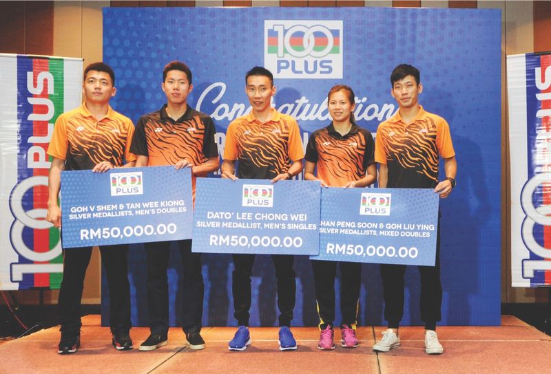 (From left) Wee Kiong, V Shem, Chong Wei, Liu Ying and Peng Soon during yesterday's presentation. u00e2u20acu201d Picture by Mukriz Zabidi