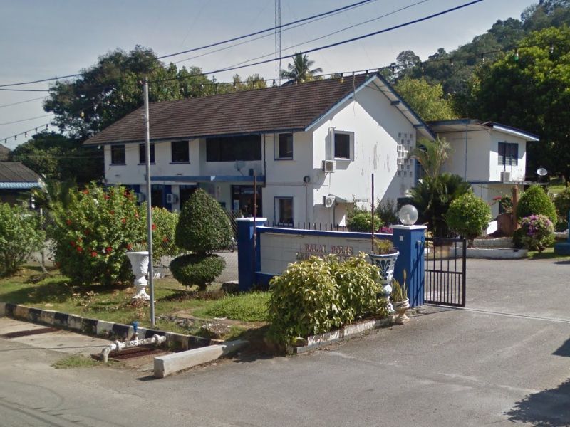Anggota polis di balai polis Lenggong (foto), Perak ditahan kerana disyaki memulas tangan seorang guru yang pulang mengajar murid UPSR sehingga patah. u00e2u20acu2022 Paparan skrin Google