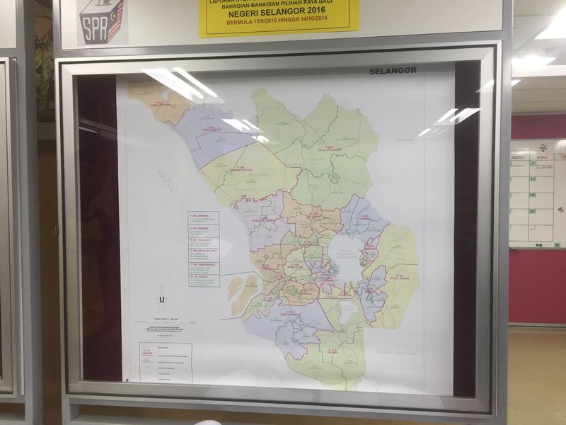 Map of redelineated constituencies on display at the Selangor EC office September 15, 2016. Voters have one month to file complaints, if any. u00e2u20acu201d Picture by Kamles Kumar 