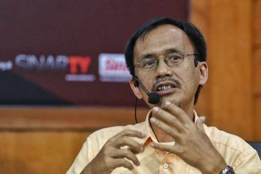 ProjekMMO editor Fathi Aris Omar explained that part of the problem with the country's media industry was its politically connected funding. u00e2u20acu2022 Picture by Saw Siow Feng