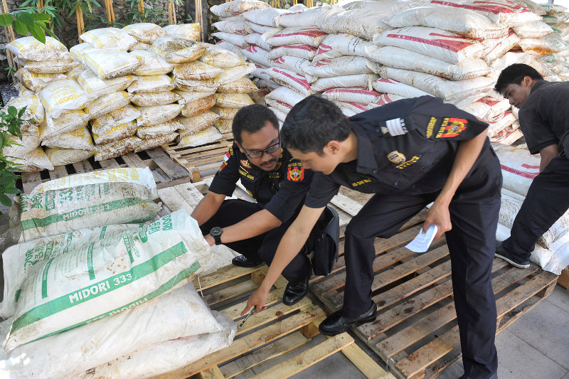 Customs officers examine bags of fertiliser, some of the 30 tonnes seized from a ship from Malaysia, at a customs office in Denpasar, Bali, Indonesia September 22, 2016. u00e2u20acu201d Antara Foto/Nyoman Budhiana/via Reuters pic