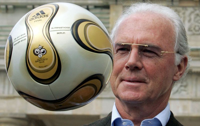 Franz Beckenbauer, President of Germanyu00e2u20acu2122s World Cup organising committee, plays with a golden football during a presentation next to the Brandenburg gate in Berlin April 18, 2006. REUTERS/Tobias Schwarz/File Photo