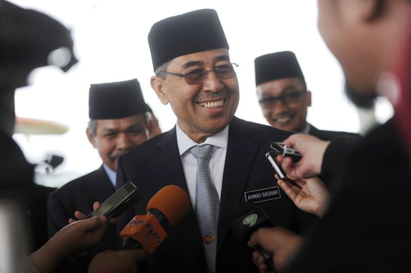 Kedah Mentri Besar Datuk Seri Ahmad Bashah Md Hanipah speaks to reporters at the Sultan Abdul Halim airport in Alor Star Septermber 18, 2016. Bernama