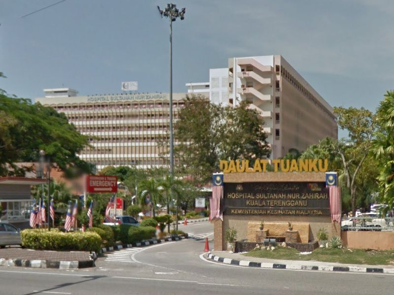 Rangka, dipercayai lelaki, yang ditemukan dengan baju T biru dan kopiah putih dibawa ke Hospital Sultanah Nur Zahirah di Kuala Terengganu untuk siasatan. u00e2u20acu201d Paparan skrin Google