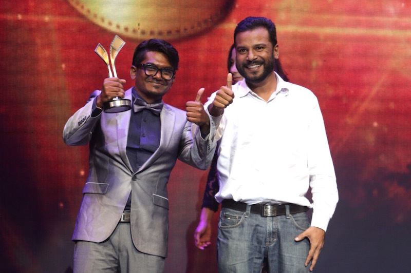 u00e2u20acu02dcJagatu00e2u20acu2122 director, Shanjhey Kumar Perumal (left), accepts the Best Malaysian Film award at the 28th Film Festival Awards (FFM28) in Kuala Lumpur September 3, 2016. u00e2u20acu201d Picture by Choo Choy May