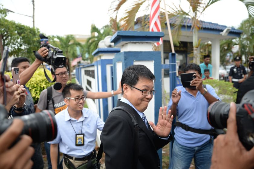 Jelutong MP Jeff Ooi waves to members of the press as he arrives at a police station in George Town on September 20, 2016, to have his statement recorded. u00e2u20acu2022 Picture by KE Ooi 