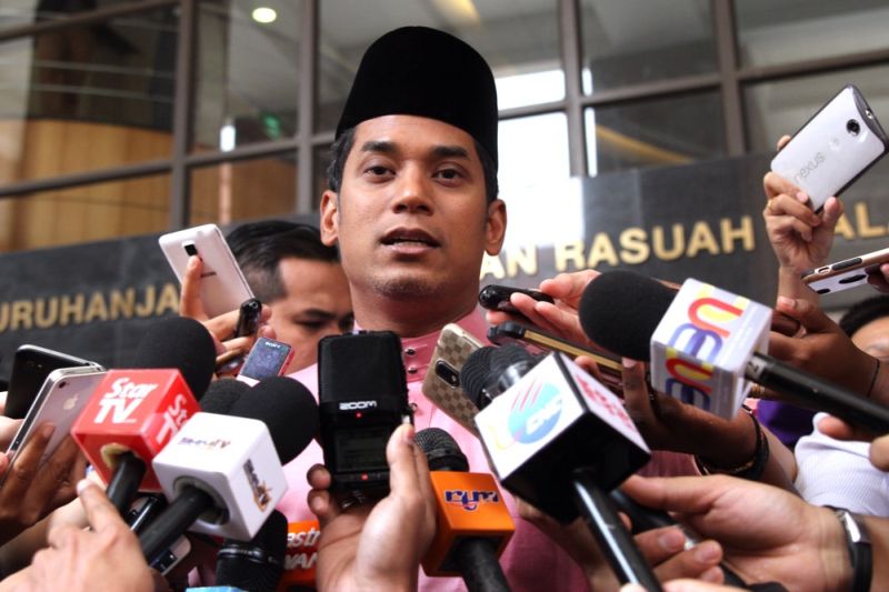 Khairy Jamaluddin addresses members of the media outside the MACC headquarters after handing over the pendrive containing information on FAM malpractice earlier today. u00e2u20acu201d Picture by Choo Choy May 