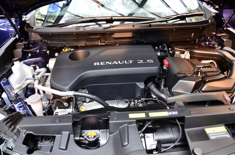 The Koleos comes with a 2.5 litre gasoline engine, FWD, with CVT.