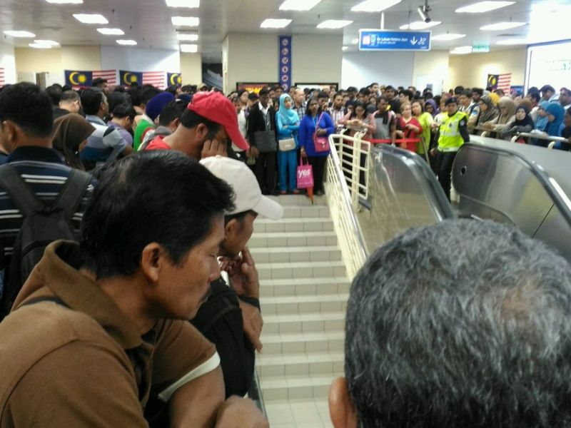 Warga kota terkandas ke kerja pagi tadi akibat gangguan teknikal LRT laluan Kelana Jaya. u00e2u20acu2022 Foto ihsan Twitter/Shahrul Azwan
