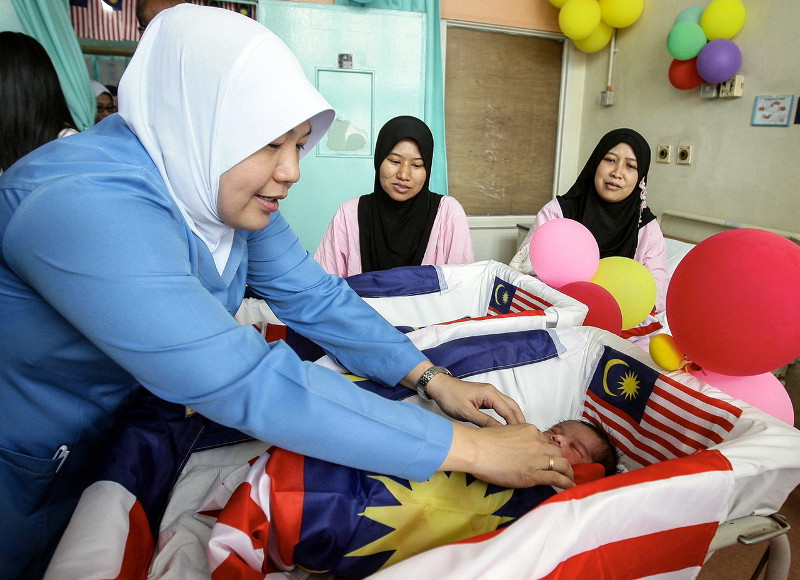 A nurse at Kuala Lumpur Hospital (HKL) examines babies born on Malaysia Day, September 16, 2016. A total of 29 babies are born in the hospital by noon today. u00e2u20acu201d Bernama pic