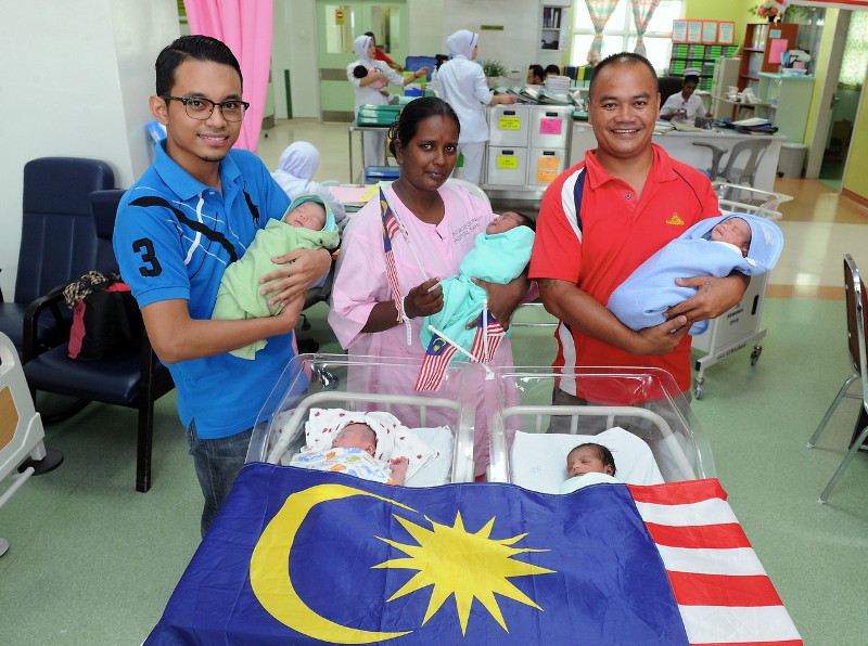 Picture shows (from left) Helminths Nur Othman, 27, P. Chandara, 37, and N. Yabeng, 37, posing with their baby and two others born on Malaysia Day September 16, 2016, at the Tuanku Jaafar Hospital in Seremban. u00e2u20acu201d Bernama pic